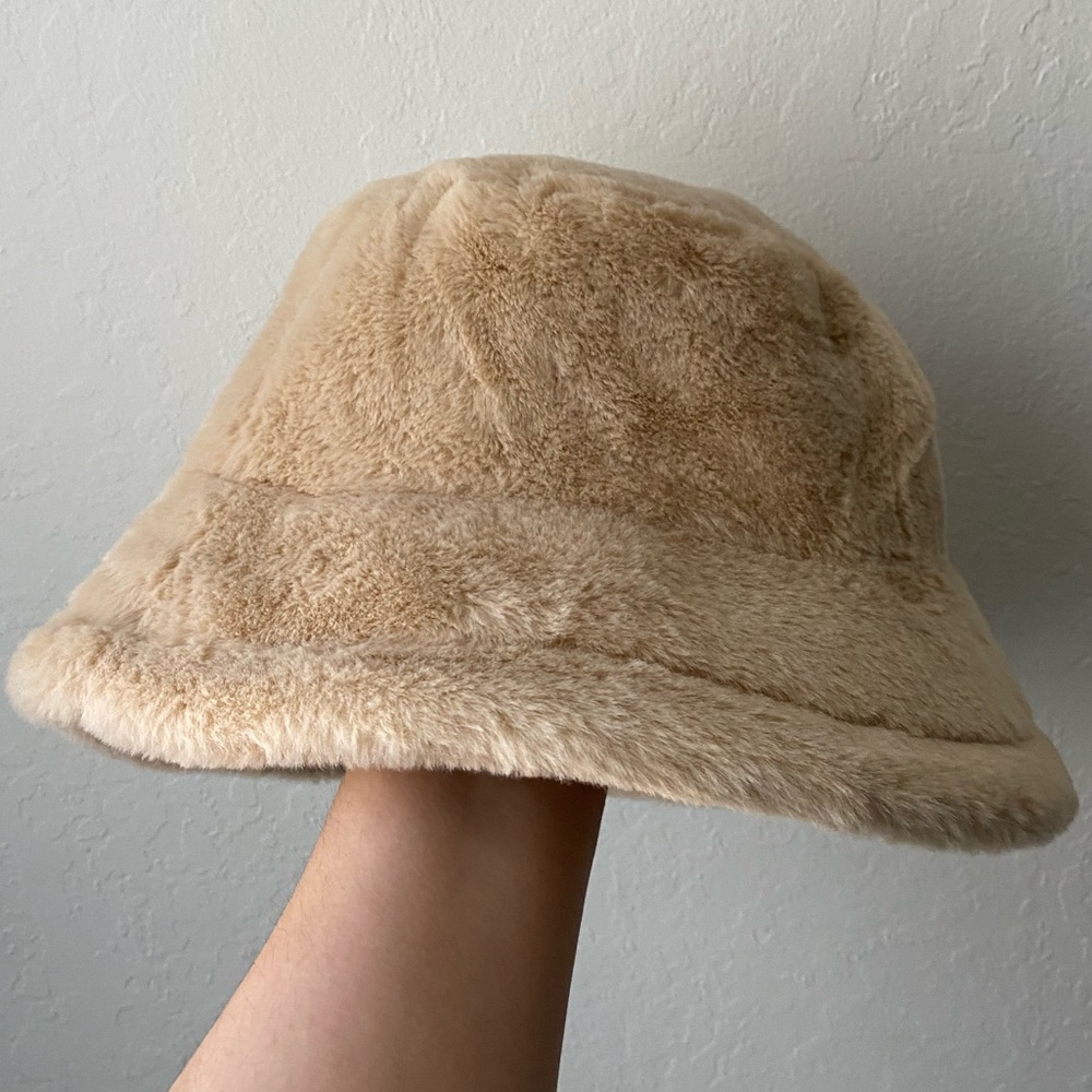 GUESS | Faux Fur Logo Bucket Hat - Picture 3 of 7
